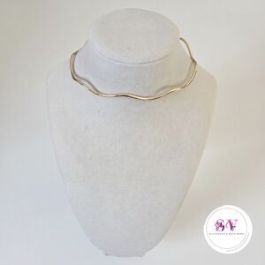 Gold tone wavy choker necklace